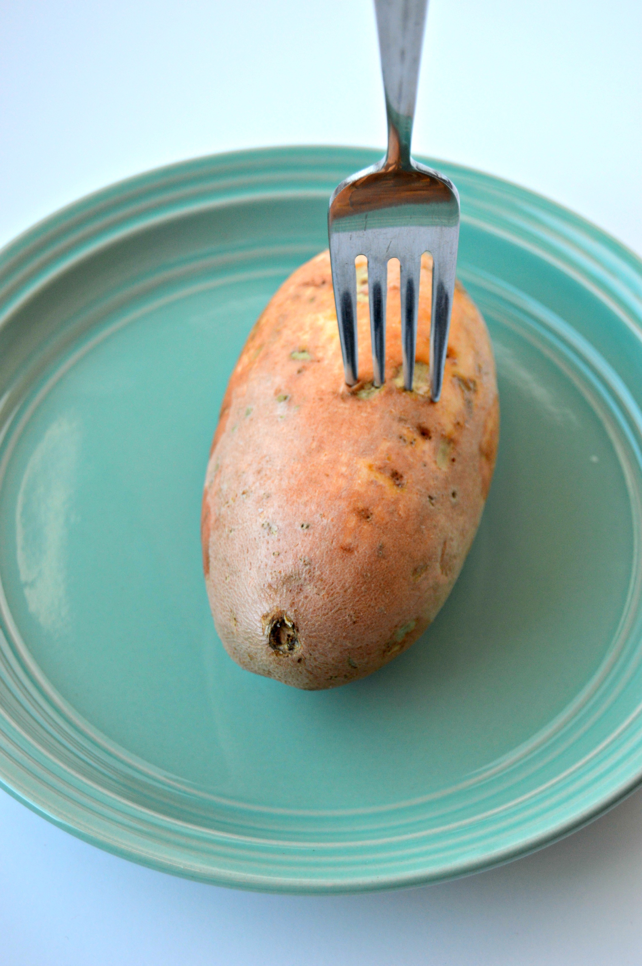 How to Make a Baked Sweet Potato in the Microwave Clean