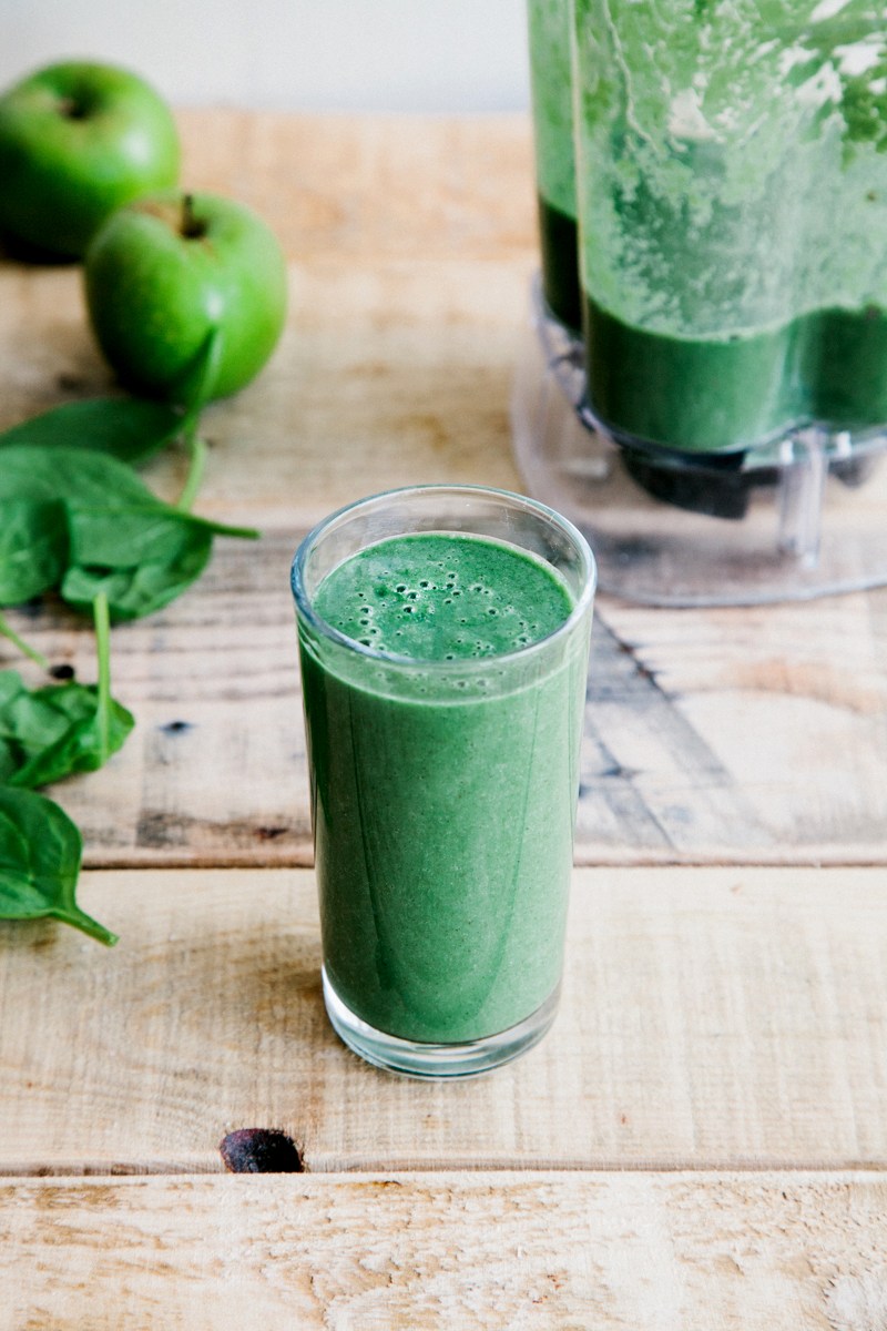 dark green smoothie made with spinach and green apples
